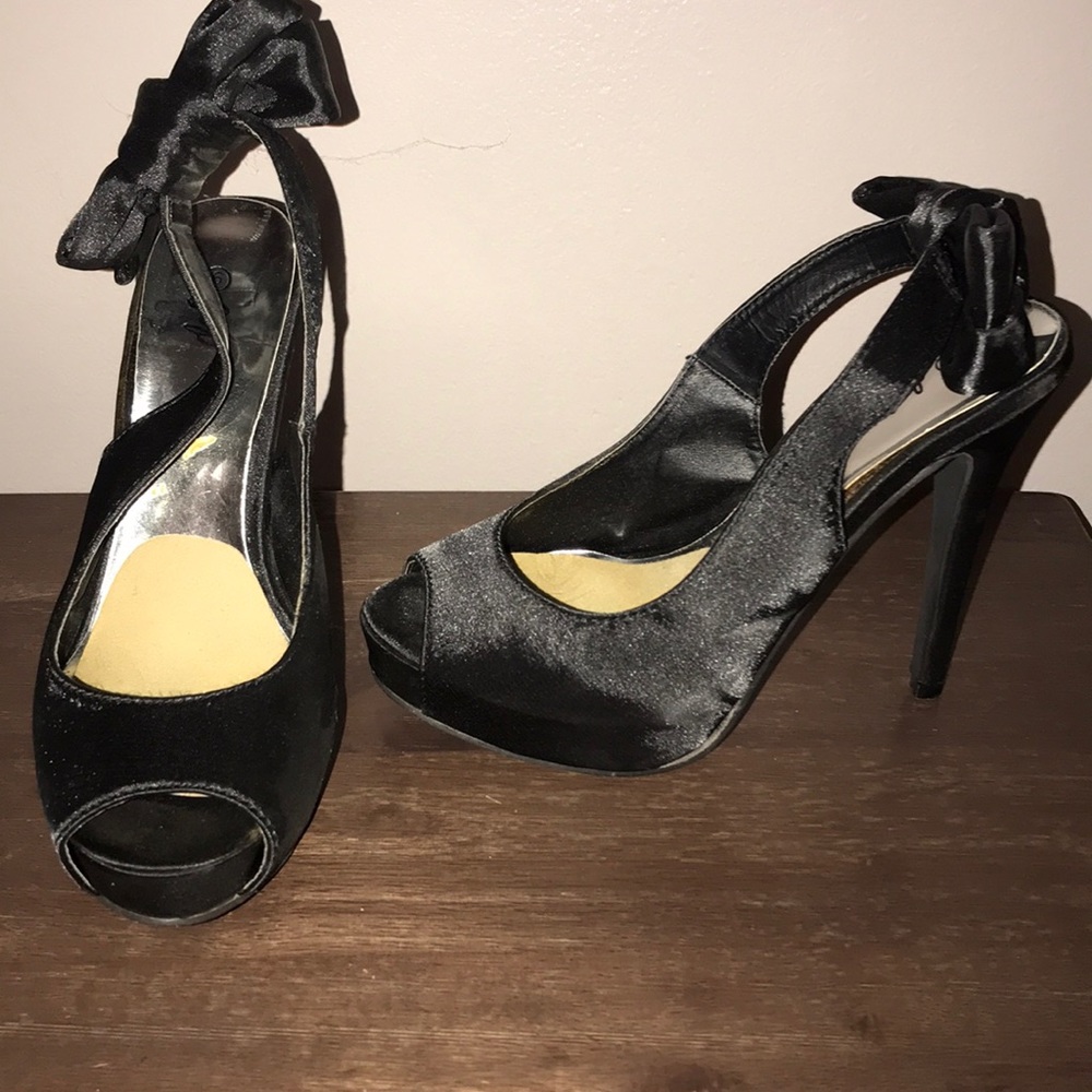 Black heels with bow in back